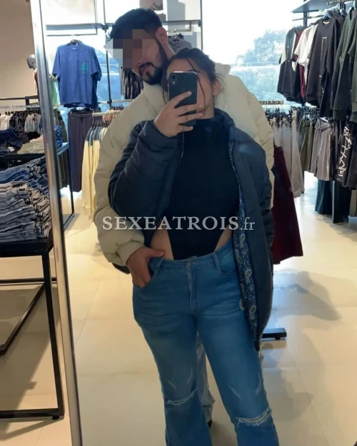 Jeune couple bordelais organise des partouzes privées à 3