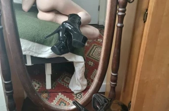Chienne gotique à dominer à Saint-Malo lors d'un triolisme bdsm hard