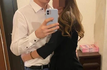 Jeune couple cherche un beau mec pour un premier plan à trois sur Paris